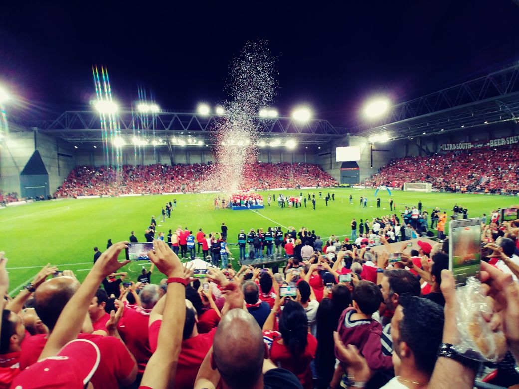 טקס ההכתרה מנקודת המבט של האוהדים ביציע המערבי. יש אליפות שנייה בטרנר